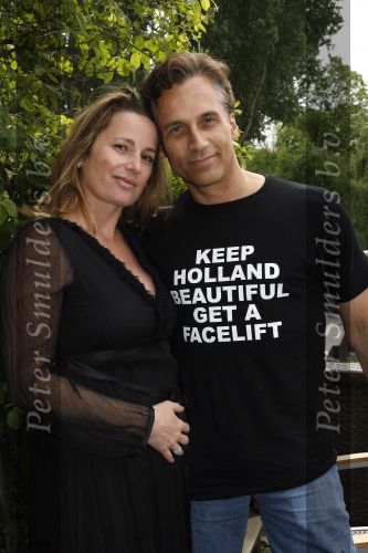 Amsterdam 10 mei 2007
Robert Schoemacher (met t shirt) met zijn zwangere vriendin Claudia v Zweden.