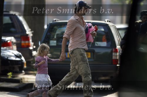 Ruud de Wild brtengt dochter Toy Travis naar school.