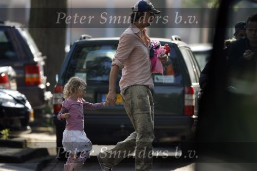 Ruud de Wild brtengt dochter Toy Travis naar school.