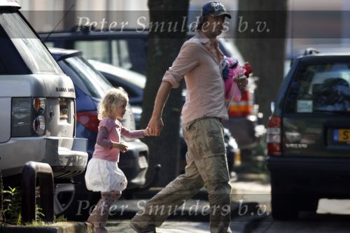 Ruud de Wild brtengt dochter Toy Travis naar school.