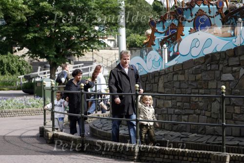 Kaatsheuvel 17 juni 2007
Sharon Dijksma met man en kin deren in de efteling.