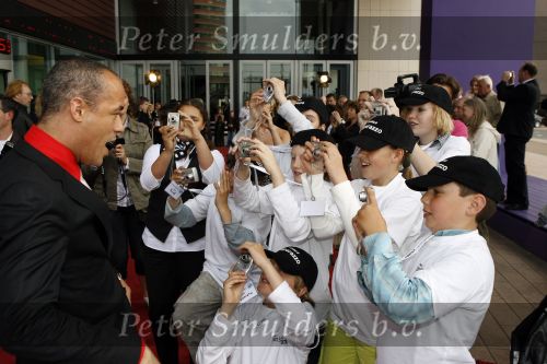 Rotterdam 23 mei 2007
Premiere Kuifje in het nieuwe luxor theater. Stanley Burlesson met junior paparazzo fotografen