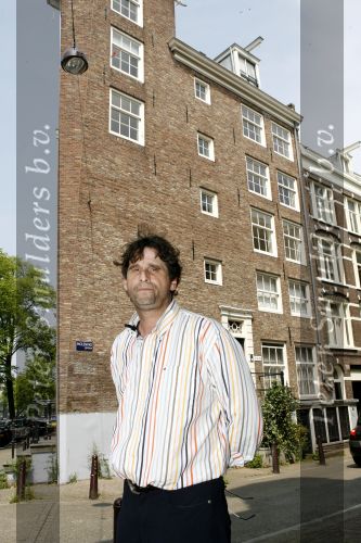 Amsterdam 7 juni 2007
Steve Brown voor huis waar Mabel Wisse Smit vroeger altijd kwam met criminelen.