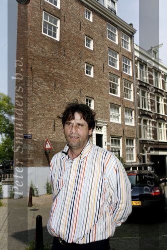 Amsterdam 7 juni 2007
Steve Brown voor huis waar Mabel Wisse Smit vroeger altijd kwam met criminelen.