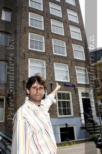 Amsterdam 7 juni 2007
Steve Brown voor huis waar Mabel Wisse Smit vroeger altijd kwam met criminelen.