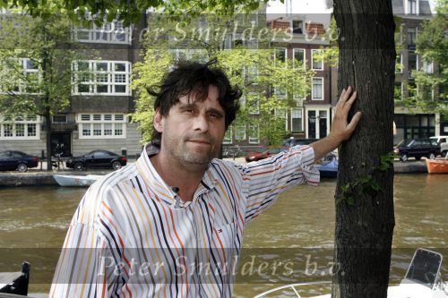 Amsterdam 7 juni 2007
Steve Brown voor huis waar Mabel Wisse Smit vroeger altijd kwam met criminelen.