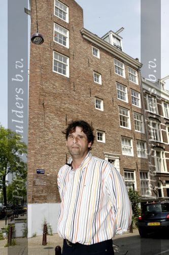 Amsterdam 7 juni 2007
Steve Brown voor huis waar Mabel Wisse Smit vroeger altijd kwam met criminelen.