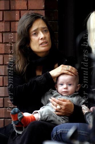 Amsterdam 21 mei 2007
Suzanne Klemann met dochtertje Uma Lee op een terras in Amsterdam.