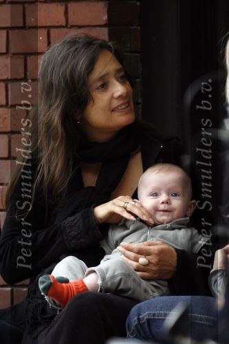 Amsterdam 21 mei 2007
Suzanne Klemann met dochtertje Uma Lee op een terras in Amsterdam.