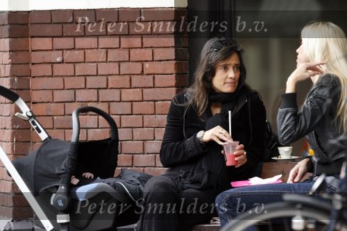 Amsterdam 21 mei 2007
Suzanne Klemann met dochtertje Uma Lee op een terras in Amsterdam.