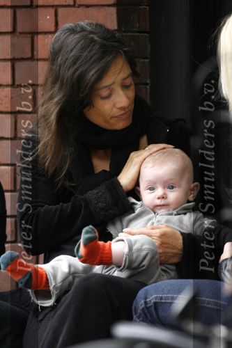Amsterdam 21 mei 2007
Suzanne Klemann met dochtertje Uma Lee op een terras in Amsterdam.