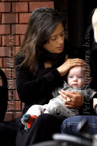 Amsterdam 21 mei 2007
Suzanne Klemann met dochtertje Uma Lee op een terras in Amsterdam.
