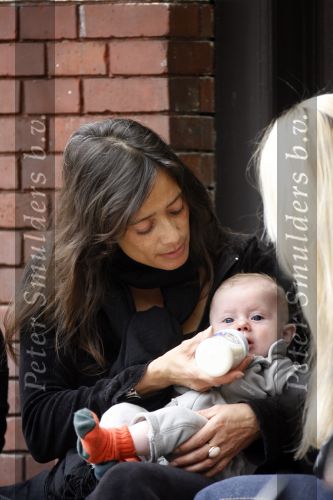 Amsterdam 21 mei 2007
Suzanne Klemann met dochtertje Uma Lee op een terras in Amsterdam.