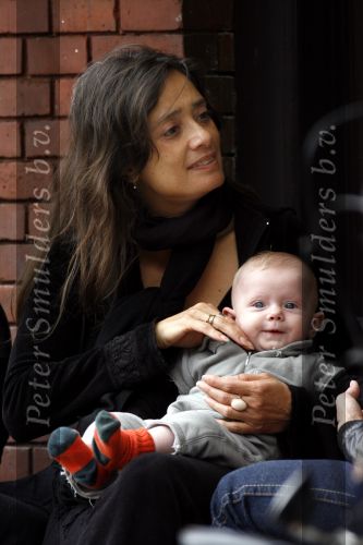 Amsterdam 21 mei 2007
Suzanne Klemann met dochtertje Uma Lee op een terras in Amsterdam.