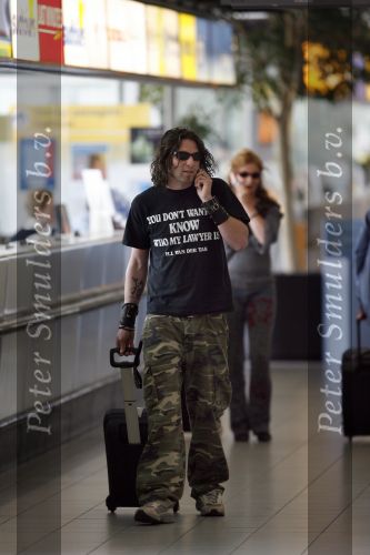Schiphol 6 juni 2007
Thiery Duval Belinda Meuldijk en haar moeder op schiphol. Ze gaan naar haar vader toe die 85 jaar oud wordt in Spanje. Ze krijgen over de telefoon te horen dat ze de rechtzaak tegen prive gewonnen hebben. Thiery draagt t shirt met naam advocaat.