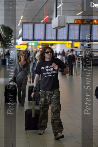 Schiphol 6 juni 2007
Thiery Duval Belinda Meuldijk en haar moeder op schiphol. Ze gaan naar haar vader toe die 85 jaar oud wordt in Spanje. Ze krijgen over de telefoon te horen dat ze de rechtzaak tegen prive gewonnen hebben. Thiery draagt t shirt met naam advocaat.