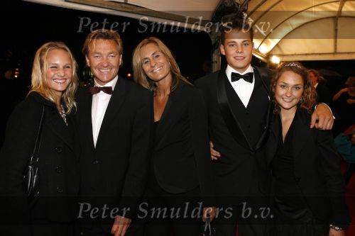 Utrecht 6 oktober 2006
Uitreiking gouden kalveren.
Laurens Klaver met zijn vrouw en dochters Melody Klaver met haar vriend, de omgekomen soldaat Timo Smeehuijzen en haar zus ... Klaver