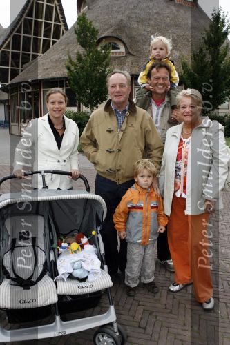 Kaatsheuvel 17 juni 2007
Bn ers in de efteling. Tom Okker met vrouw en familie