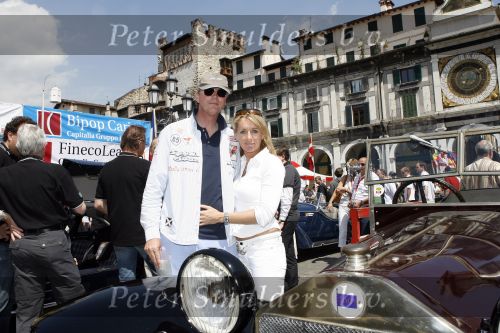 Brescia 17 mei 2007
Start van de 80e mille miglia. State of art is daar een van de sponsors.Victor Muller met zijn verloofde Annette
