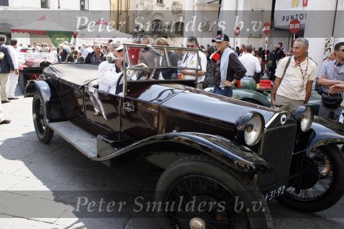 Brescia 17 mei 2007
Start van de 80e mille miglia. State of art is daar een van de sponsors. Victor Muller in Lancia Lambda van 1926