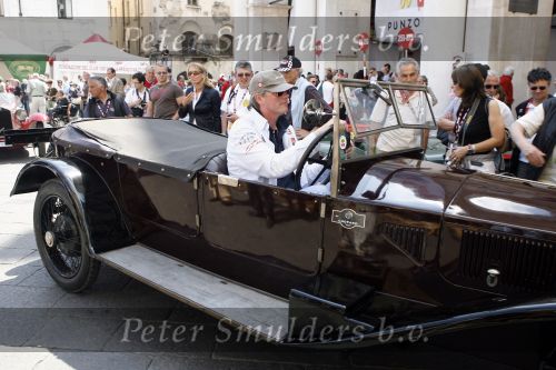 Brescia 17 mei 2007
Start van de 80e mille miglia. State of art is daar een van de sponsors. Victor Muller in Lancia Lambda van 1926
