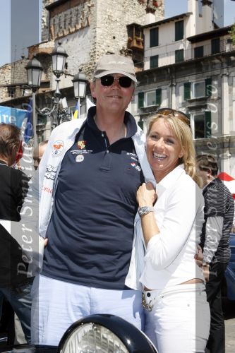 Brescia 17 mei 2007
Start van de 80e mille miglia. State of art is daar een van de sponsors.Victor Muller met zijn verloofde Annette