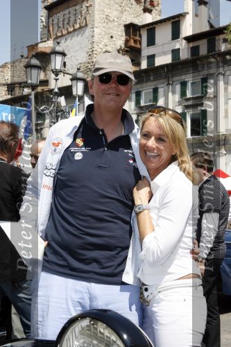 Brescia 17 mei 2007
Start van de 80e mille miglia. State of art is daar een van de sponsors.Victor Muller met zijn verloofde Annette
