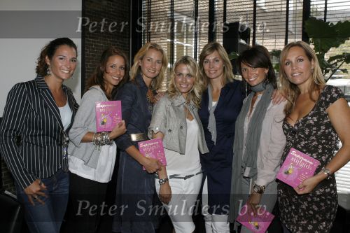 Naarden 21 mei 2007
Presentatie boek Supermom\'s stijlgids van Vivian Ewbank Reijs in het Arsenaal. Vivian Met Quinty Trustfull Anouk Smulders Vivian Slingerland Leontine Borsato Tanja Jess en Renee Vervoorn