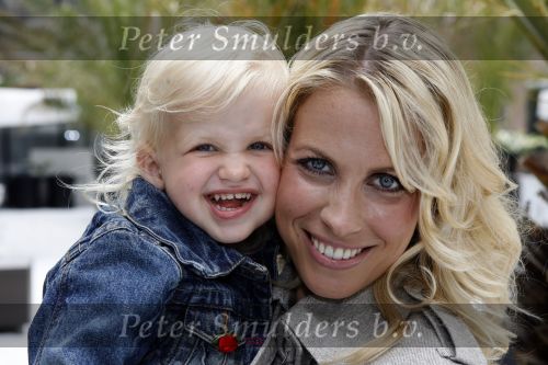 Naarden 21 mei 2007
Presentatie boek Supermom\'s stijlgids van Vivian Ewbank Reijs in het Arsenaal. Vivian met dochter Day