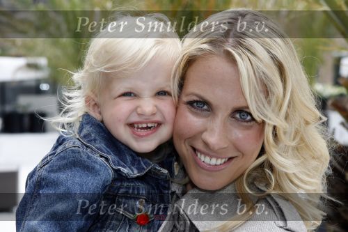 Naarden 21 mei 2007
Presentatie boek Supermom\'s stijlgids van Vivian Ewbank Reijs in het Arsenaal. Vivian met dochter Day