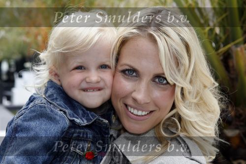 Naarden 21 mei 2007
Presentatie boek Supermom\'s stijlgids van Vivian Ewbank Reijs in het Arsenaal. Vivian met dochter Day