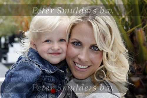 Naarden 21 mei 2007
Presentatie boek Supermom\'s stijlgids van Vivian Ewbank Reijs in het Arsenaal. Vivian met dochter Day