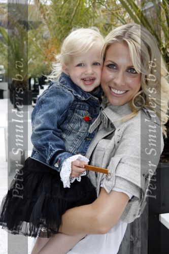 Naarden 21 mei 2007
Presentatie boek Supermom\'s stijlgids van Vivian Ewbank Reijs in het Arsenaal. Vivian met dochter Day