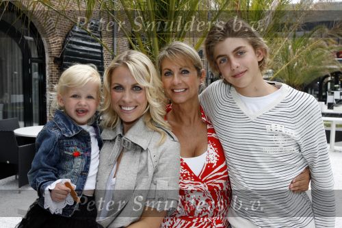 Naarden 21 mei 2007
Presentatie boek Supermom\'s stijlgids van Vivian Ewbank Reijs in het Arsenaal. Vivian met dochter Day moeder Meddy en broer Bobby