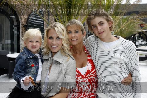 Naarden 21 mei 2007
Presentatie boek Supermom\'s stijlgids van Vivian Ewbank Reijs in het Arsenaal. Vivian met dochter Day moeder Meddy en broer Bobby