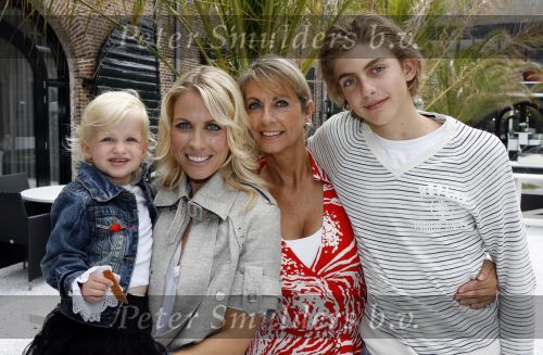 Naarden 21 mei 2007
Presentatie boek Supermom\'s stijlgids van Vivian Ewbank Reijs in het Arsenaal. Vivian met dochter Day moeder Meddy en broer Bobby