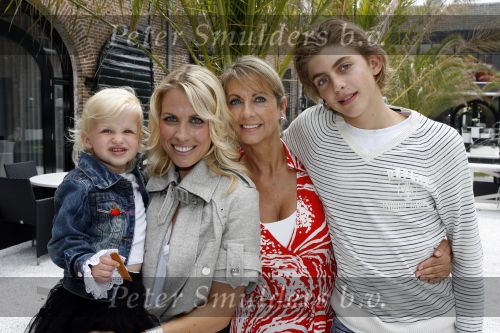 Naarden 21 mei 2007
Presentatie boek Supermom\'s stijlgids van Vivian Ewbank Reijs in het Arsenaal. Vivian met dochter Day moeder Meddy en broer Bobby