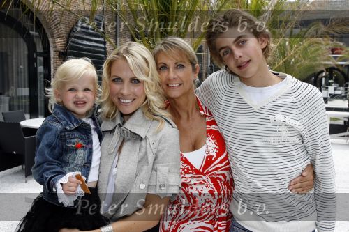 Naarden 21 mei 2007
Presentatie boek Supermom\'s stijlgids van Vivian Ewbank Reijs in het Arsenaal. Vivian met dochter Day moeder Meddy en broer Bobby