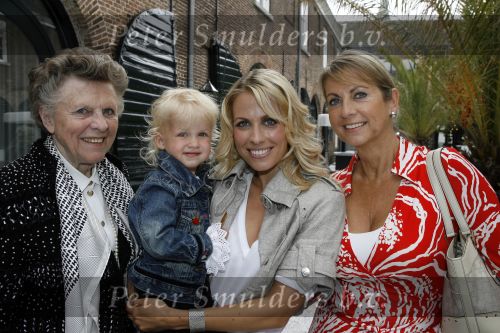 Naarden 21 mei 2007
Presentatie boek Supermom\'s stijlgids van Vivian Ewbank Reijs in het Arsenaal. Vivian met dochter Day moeder Meddy en oma v d Meijden