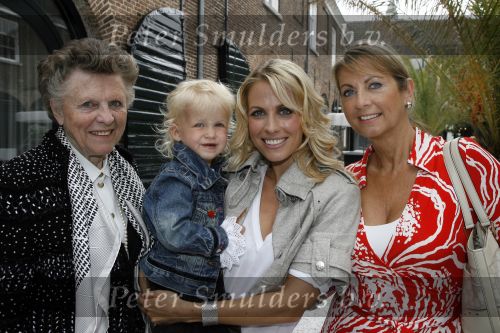 Naarden 21 mei 2007
Presentatie boek Supermom\'s stijlgids van Vivian Ewbank Reijs in het Arsenaal. Vivian met dochter Day moeder Meddy en oma v d Meijden