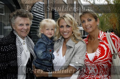 Naarden 21 mei 2007
Presentatie boek Supermom\'s stijlgids van Vivian Ewbank Reijs in het Arsenaal. Vivian met dochter Day moeder Meddy en oma v d Meijden