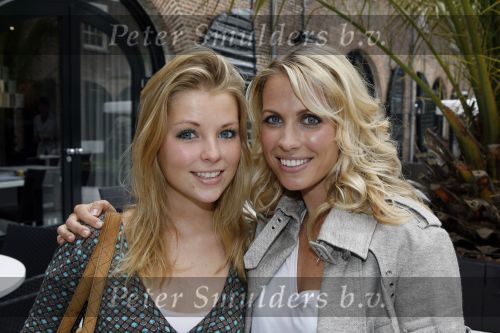 Naarden 21 mei 2007
Presentatie boek Supermom\'s stijlgids van Vivian Ewbank Reijs in het Arsenaal. Zus John Ewbank met Vivian
