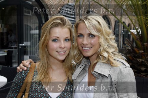 Naarden 21 mei 2007
Presentatie boek Supermom\'s stijlgids van Vivian Ewbank Reijs in het Arsenaal. Zus John Ewbank met Vivian