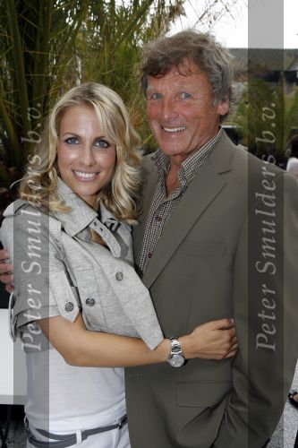 Naarden 21 mei 2007
Presentatie boek Supermom\'s stijlgids van Vivian Ewbank Reijs in het Arsenaal. Vader John Ewbank met Vivian