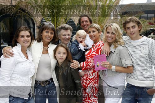Naarden 21 mei 2007
Presentatie boek Supermom\'s stijlgids van Vivian Ewbank Reijs in het Arsenaal. Vivian met familie