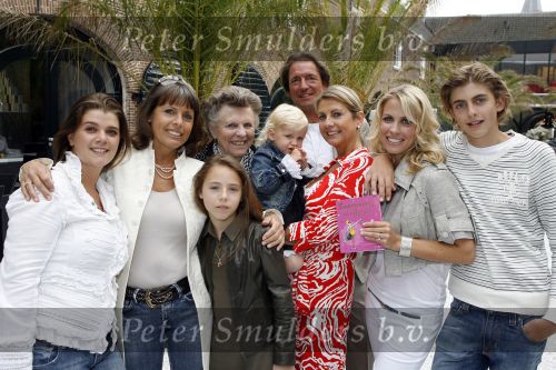 Naarden 21 mei 2007
Presentatie boek Supermom\'s stijlgids van Vivian Ewbank Reijs in het Arsenaal. Vivian met familie