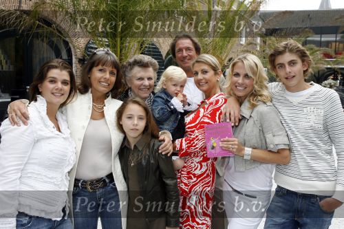 Naarden 21 mei 2007
Presentatie boek Supermom\'s stijlgids van Vivian Ewbank Reijs in het Arsenaal. Vivian met familie