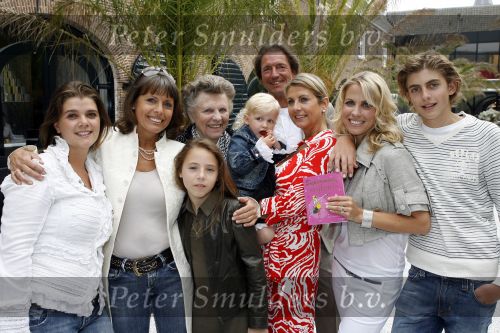 Naarden 21 mei 2007
Presentatie boek Supermom\'s stijlgids van Vivian Ewbank Reijs in het Arsenaal.Vivian met familie