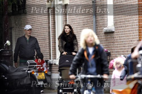 Amsterdam 11 mei 2007
Wessel v Diepen met Irene v d Laar achter de kinderwagen in Amsterdam.