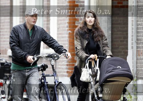 Amsterdam 11 mei 2007
Wessel v Diepen met Irene v d Laar achter de kinderwagen in Amsterdam.